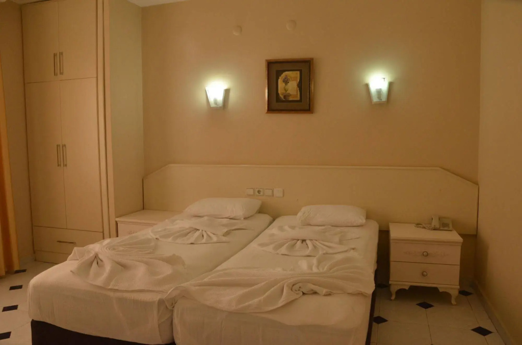 Twin Apart Hotel