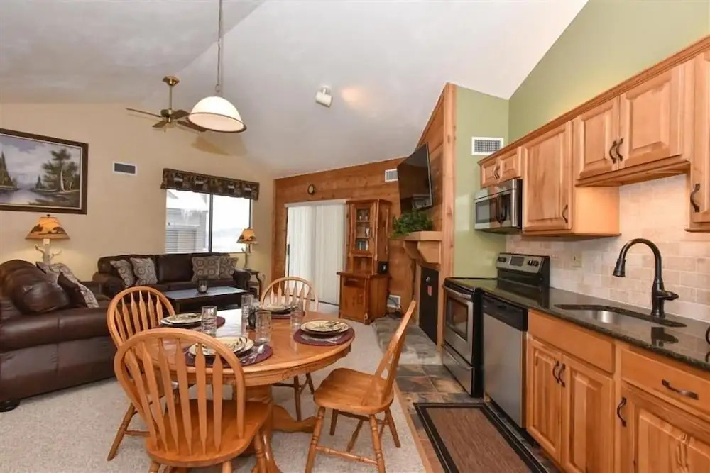 Seven Springs 1 Bedroom Premium Condo, Ski In/Ski Out by RedAwning