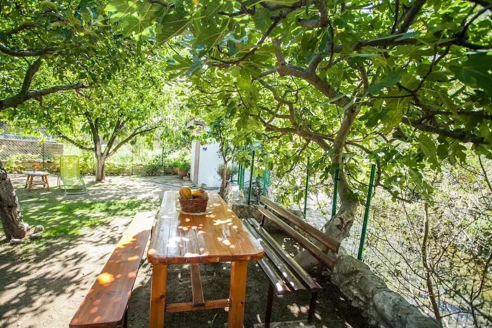 House with large garden right next to the river