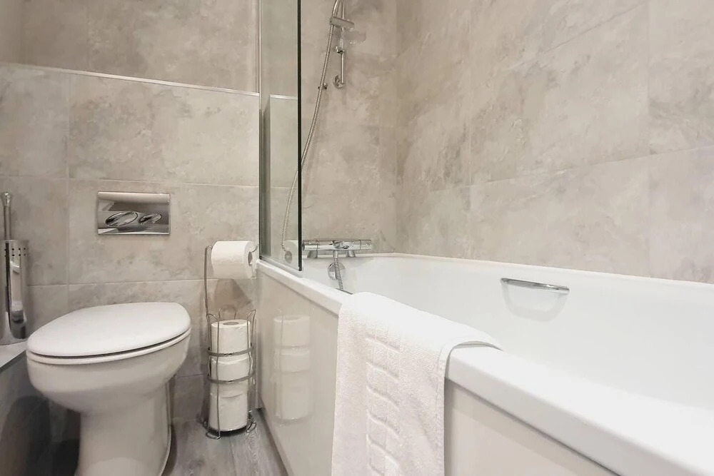 1braptmt W/king BED 4guests Embankmnt Parkg Wifi
