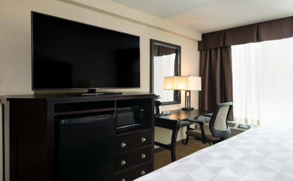 Holiday Inn and Suites Charleston West by IHG