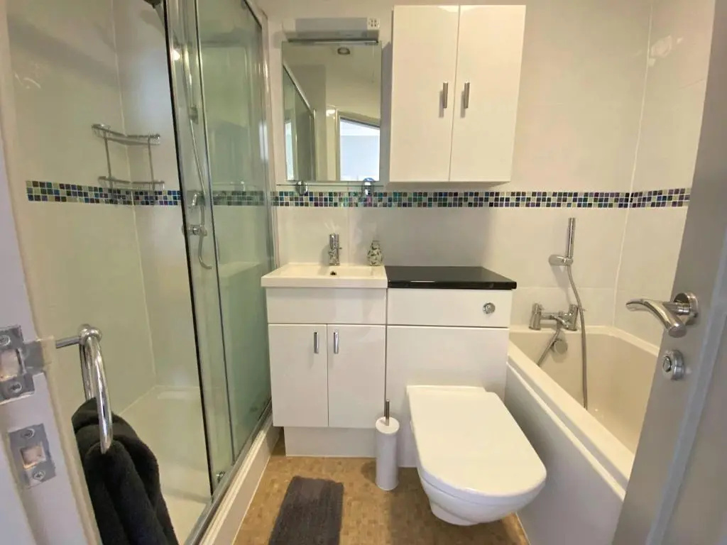 Beautiful Large 4 bedroom House - 5 Minute Walk to the Best Beach! - Great Location - Garden - Parking - Fast WiFi - Smart TV - Newly decorated - sleeps up to 10! Close to Bournemouth & Poole & Sandbanks