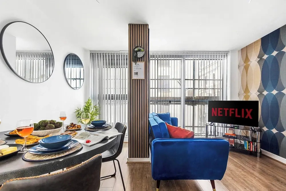Bullring Lux Suite- Netflix-free Parking-sleeps 6