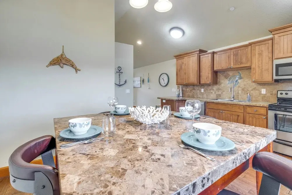 Walk to Lincoln City Beach: Townhome w/ Balconies!