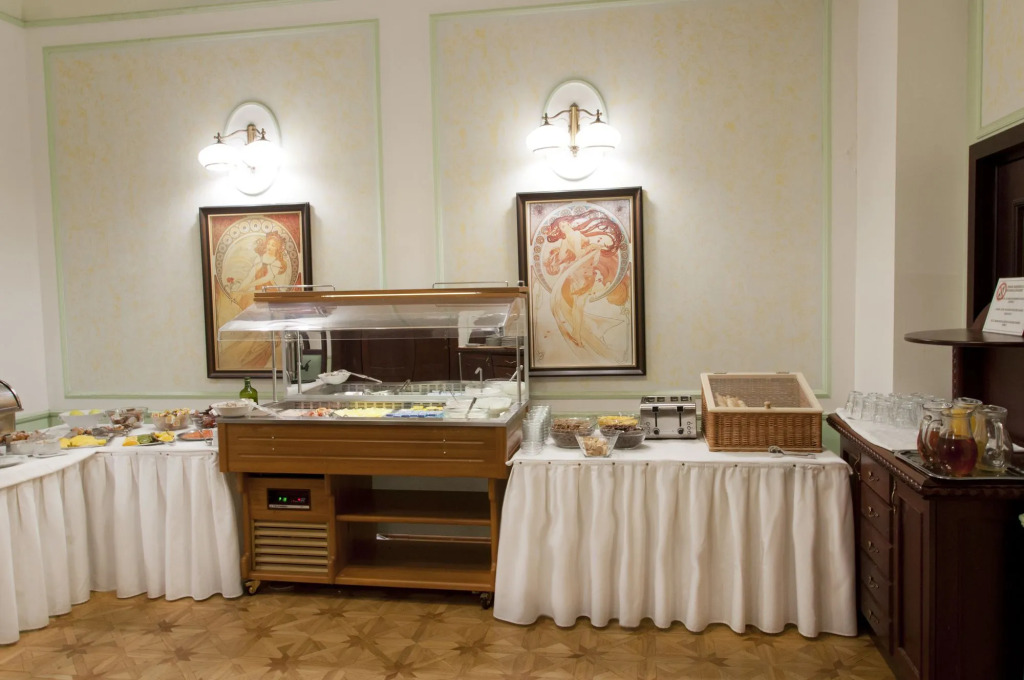 Отель Ester