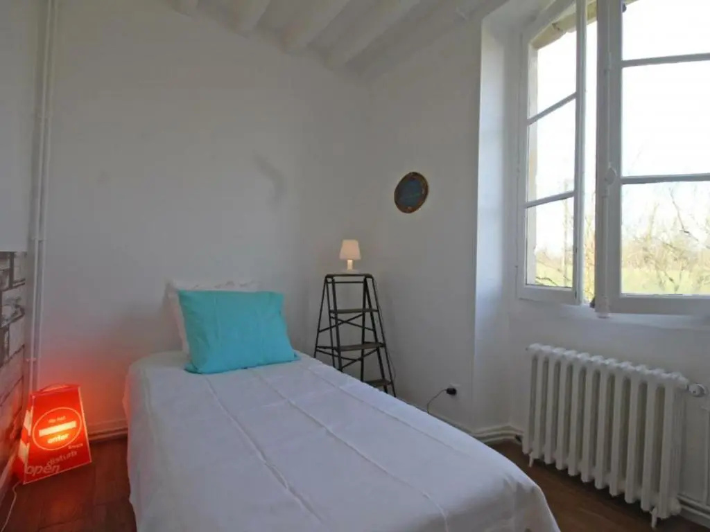 Maison Spacieuse avec Piscine Couverte et Wifi à Laleu - FR-1-497-46