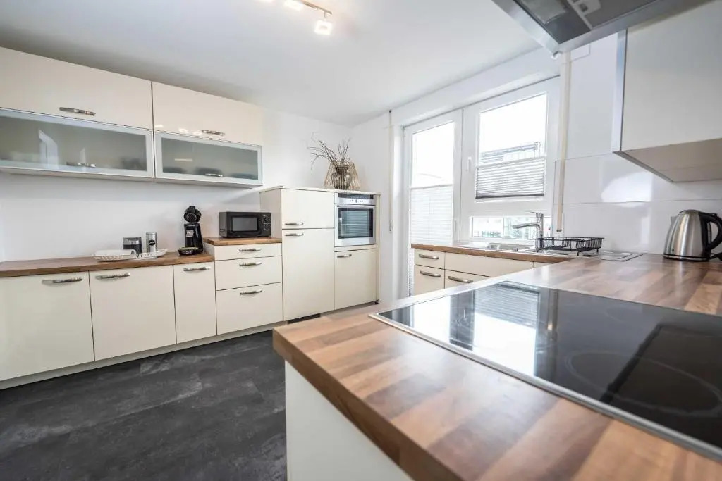 City Wohnung FN L 5 KLIMATISIERT mit Balkon und Küche