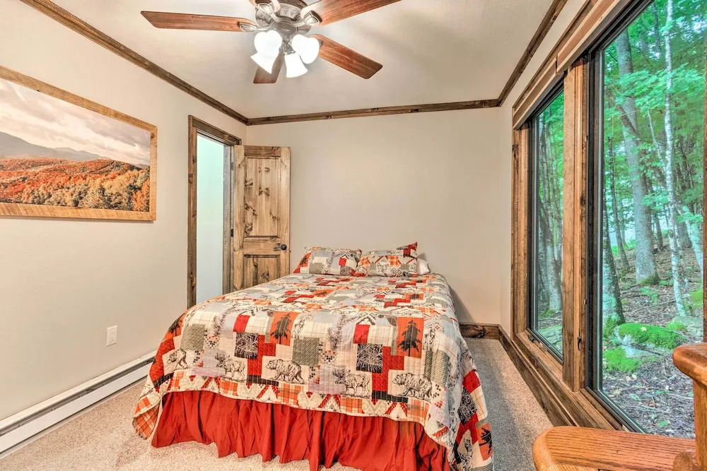 3 Mi to Beech Mtn: Treetop Cabin w/ Deck & Views
