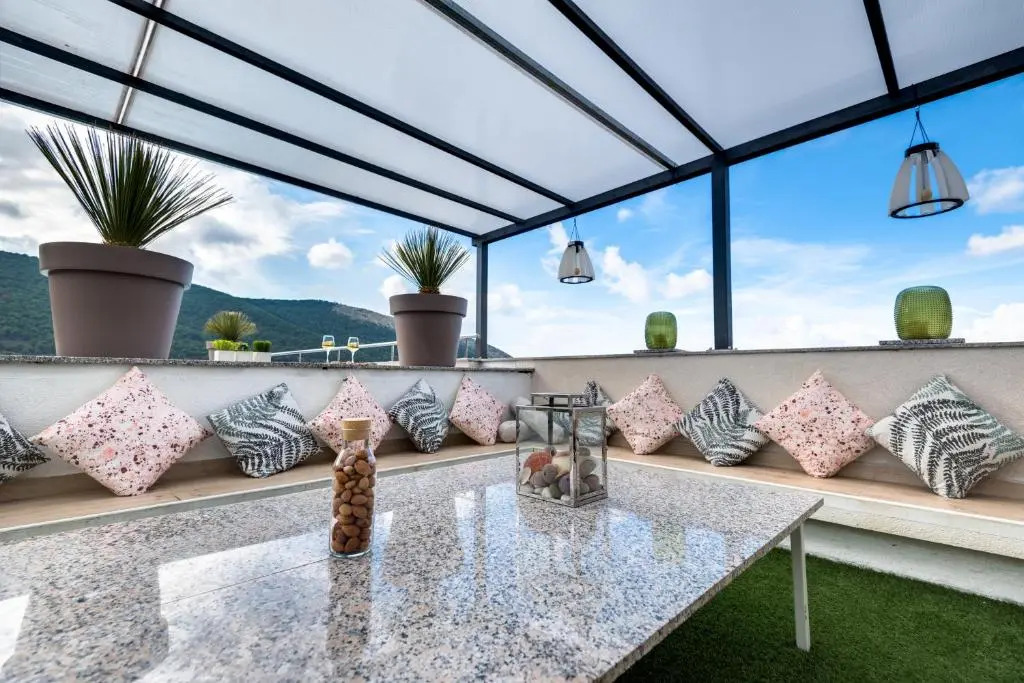 Holidays Roko - Sea View Apartments with Pool