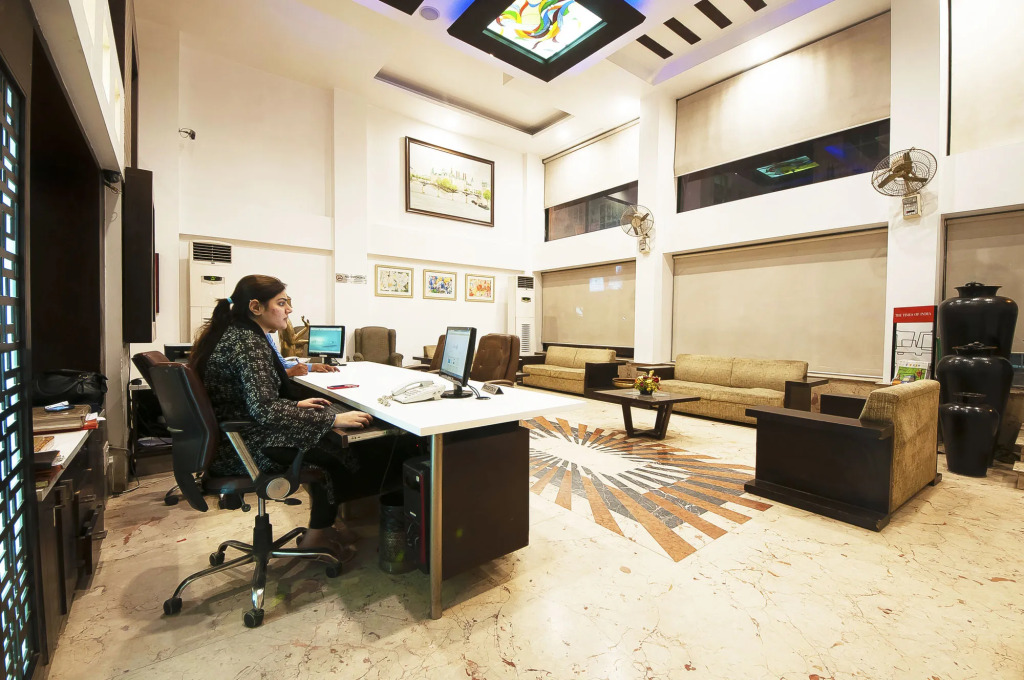 Hotel Le Roi Near New Delhi Railway Station