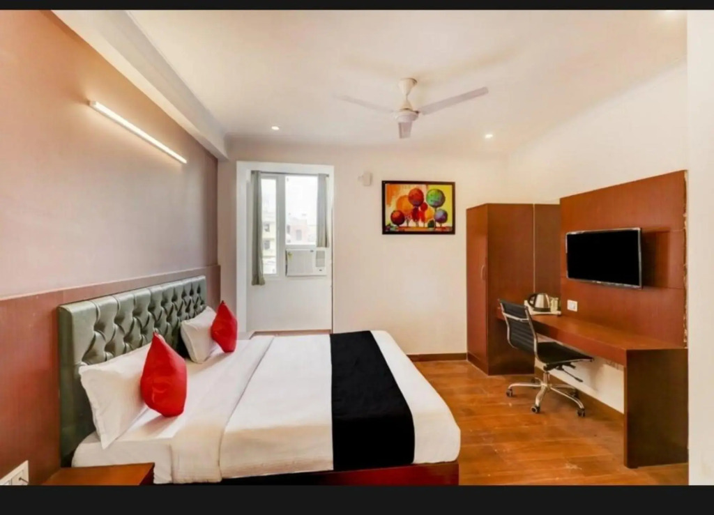 OYO 87426 Lime Tree Dwarka Sec 21 Metro Near