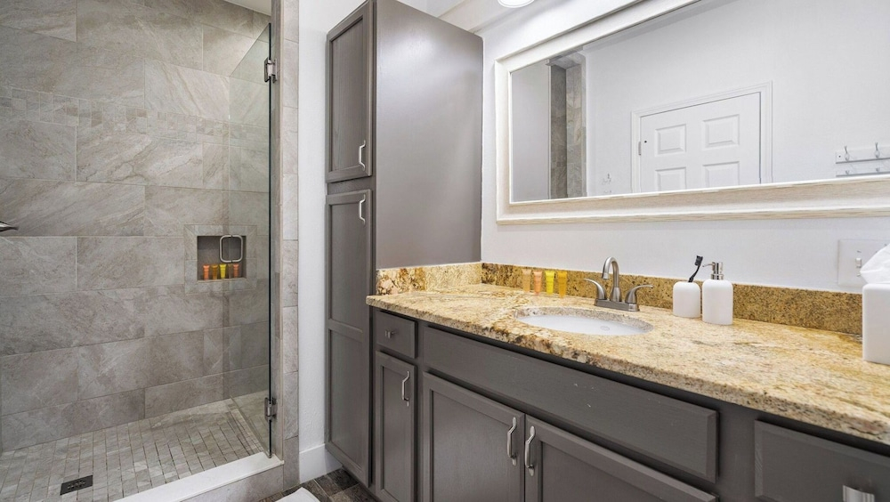 7bdr w/ Private Pool, Hot Tub, Fire Pit, Walk to Beach Tidal Wave by Avantstay