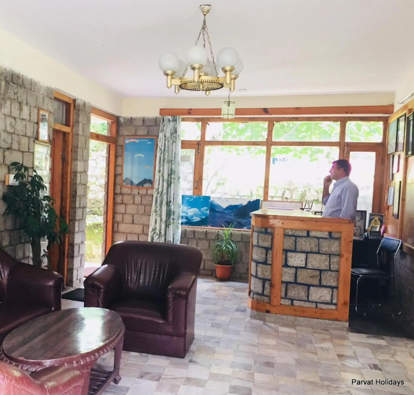 Tourist Hotel 10 minutes walking distance from the mall