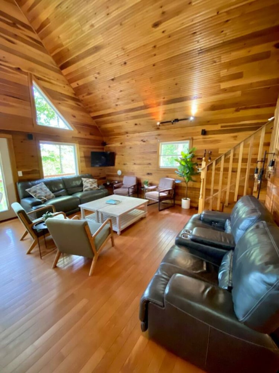 14 Guest, 7 Bed, 4 BR, Lakefront Cabin w/ Hot Tub