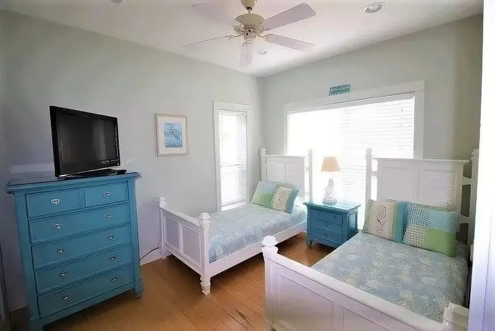4BR Waterfront Beach Access Pool Lake Views