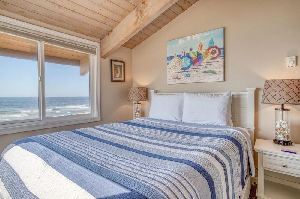 Breathtaking Ocean Views and Luxurious Comfort - Charming Beach Retreat