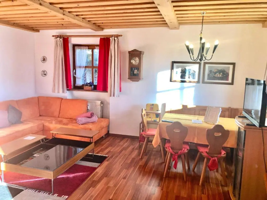 SIMPLY-THE-BEST-Ferienwohnung-mit-Pool-Sauna-Schwimmbad-bis-6-Personen