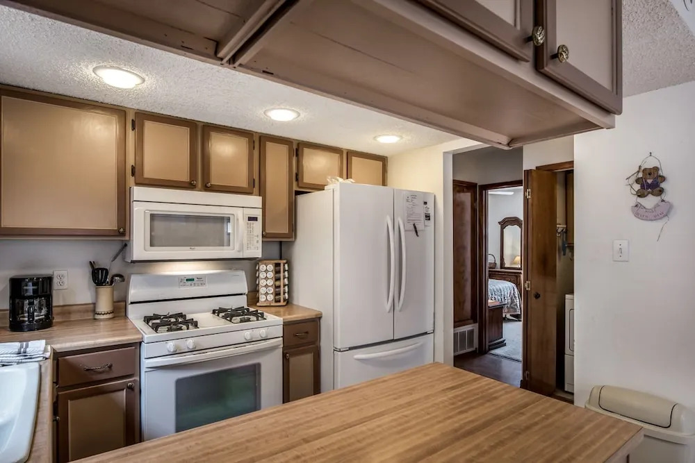 Enhanted Moose - Three Bedroom Cabin