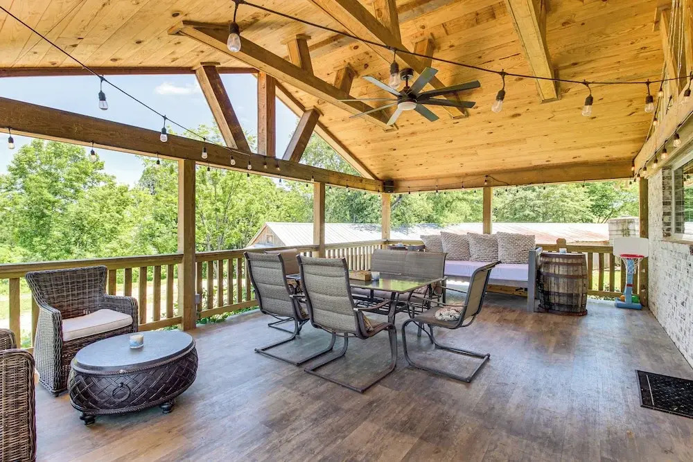 Deck & Yard: 'margy's Farmhouse' in Jasper