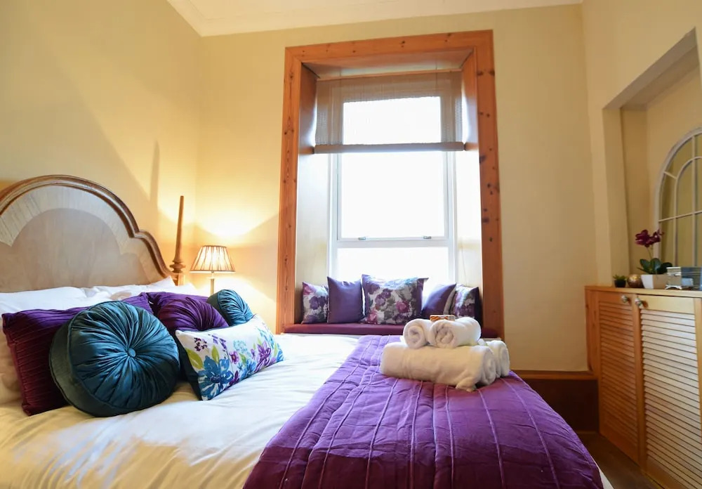 JOIVY Gorgeous Two Bedroom Apartment With Castle Views