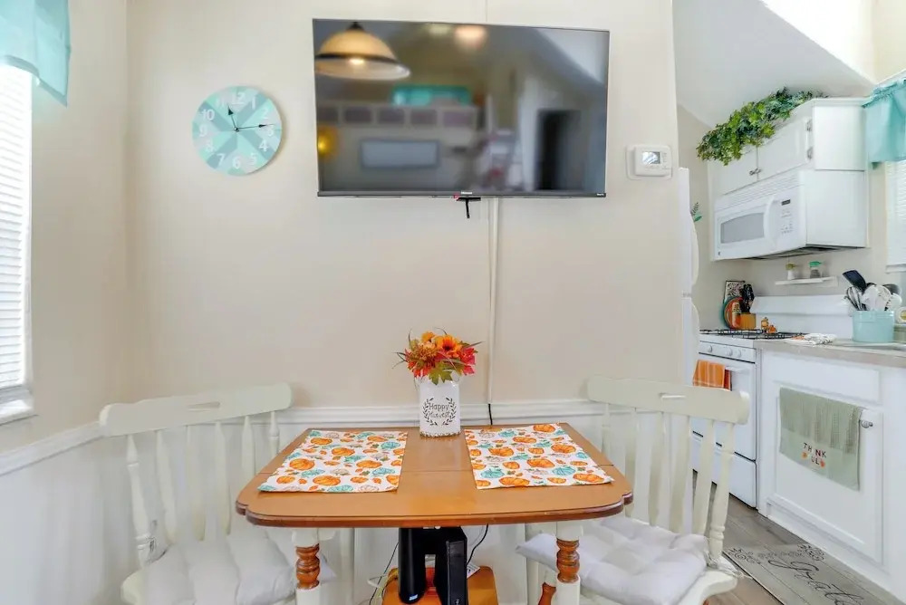 Lakeland Cottage w/ Pool Access + Screened Porch!