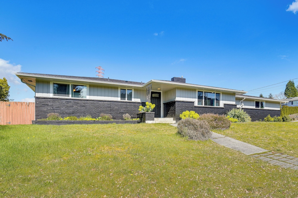 3 Mi to Point Defiance Park: Family Home w/ Yard!