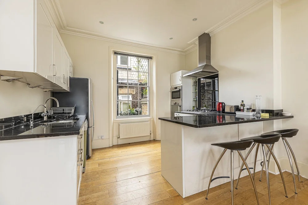 Rustic 2BR apt with balcony in Pimlico near Victoria