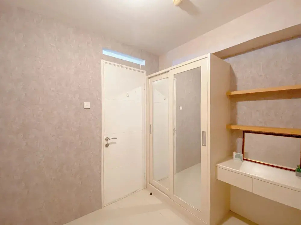 Comfy and Strategic 1BR with Extra Room at Bassura City Apartment