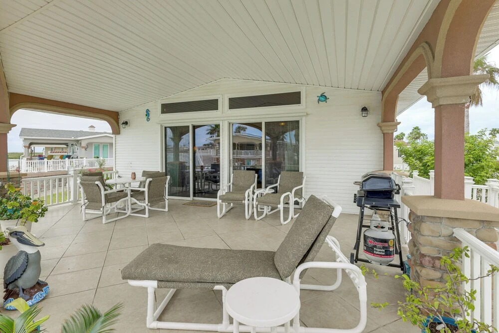 Wildlife Views & Dock! Long Island Village Escape