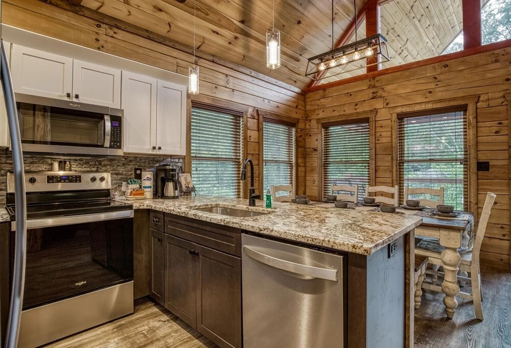 ERN841 - SWEET FEET RETREAT - LOCATION, LOCATION, AND PRIVATE INDOOR POOL! cabin