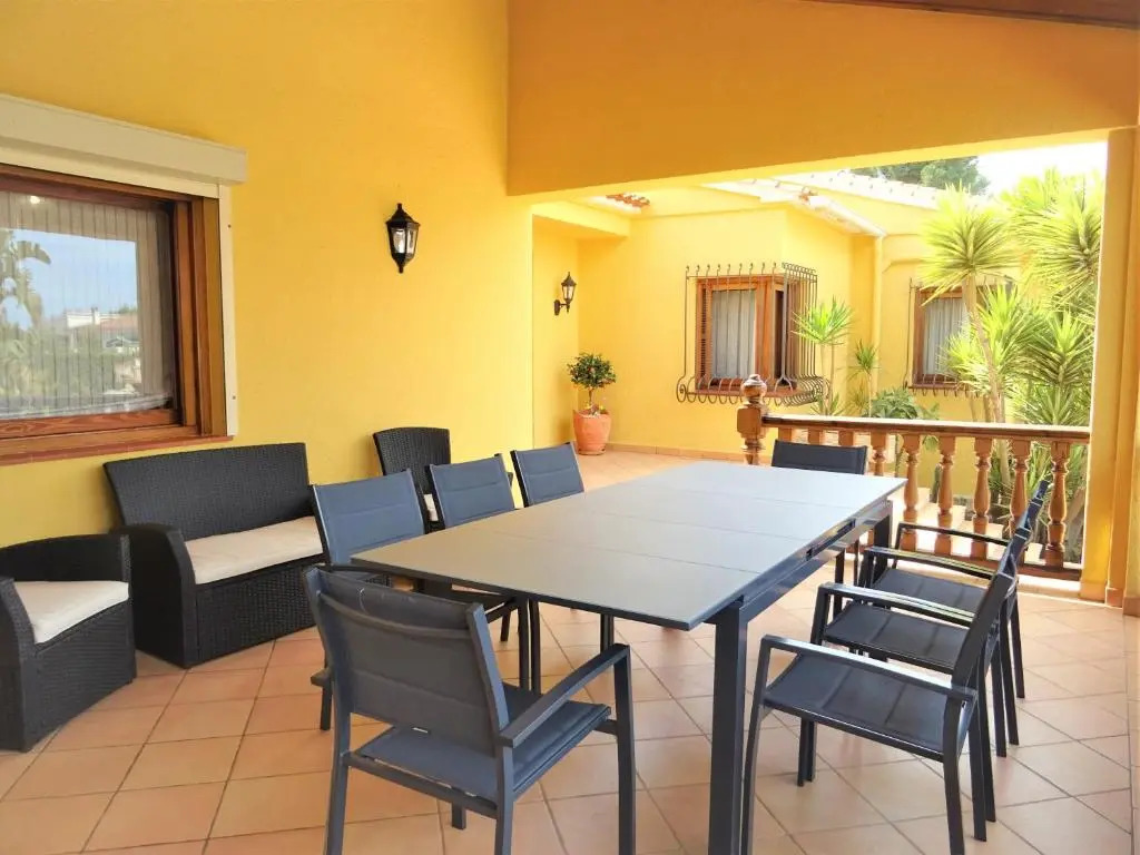 Villa with private pool and tennis court 150 metres from the sea-Villa el Olivo