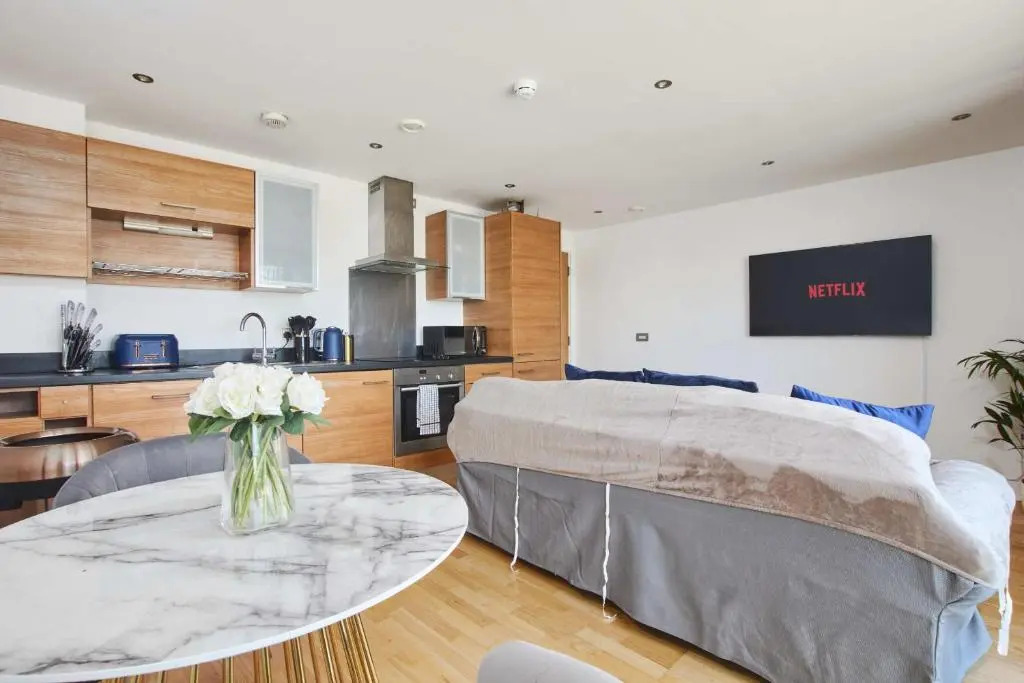 King Deluxe City Apt Large Balcony& Free Parking!
