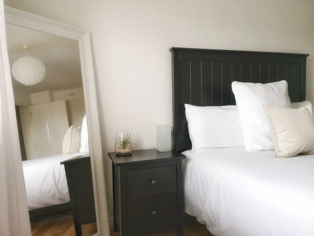 Bright & Modern 2BR Apartment Parking