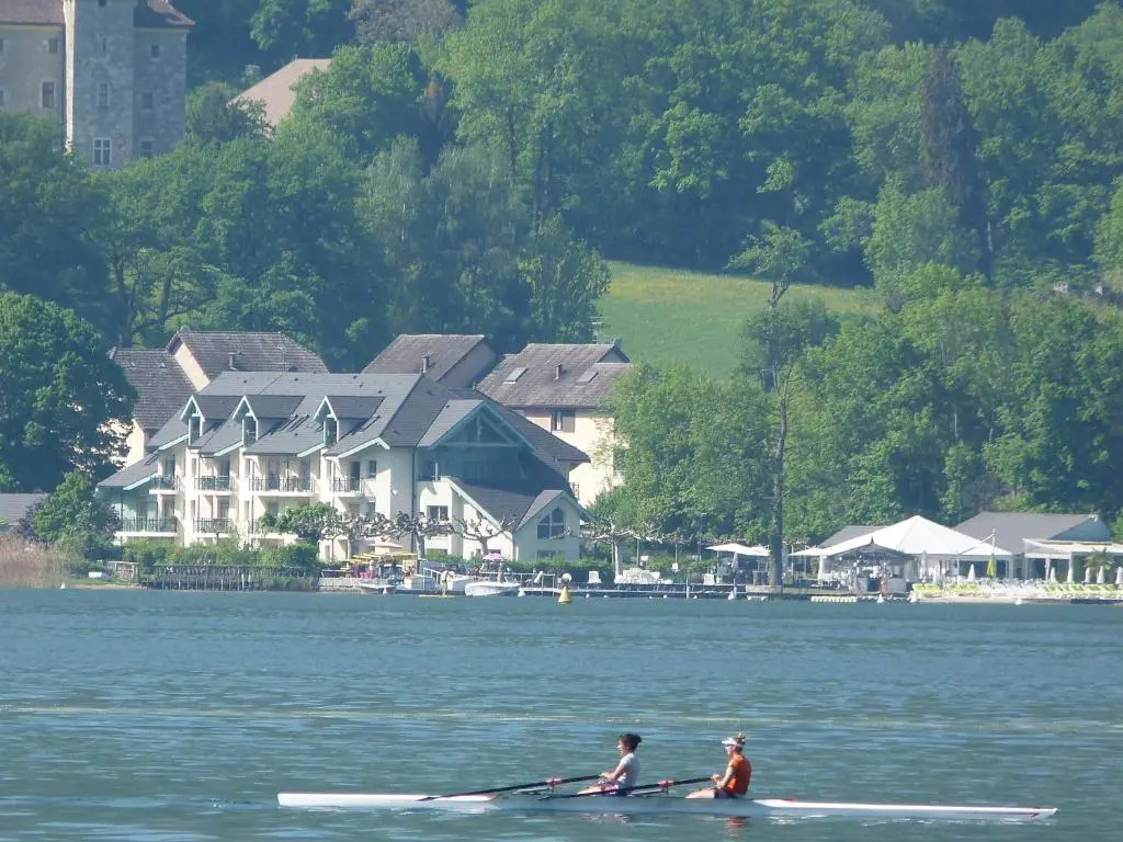 Situation exceptionnelle pour ce cosy studio avec terrasse SUR LAC, dans résidence avec PLAGE et ponton PRIVEE
