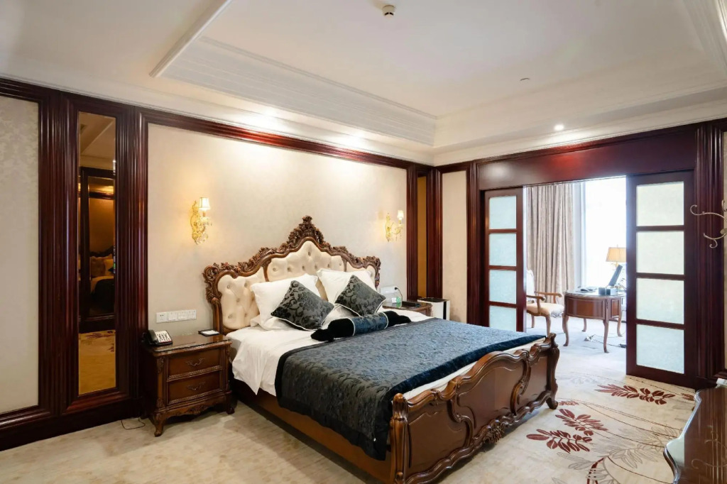 Riverside Hotel