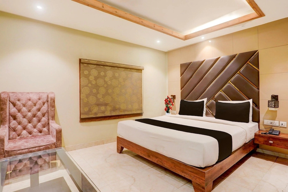 Deluxethe Golden Crown Hotel