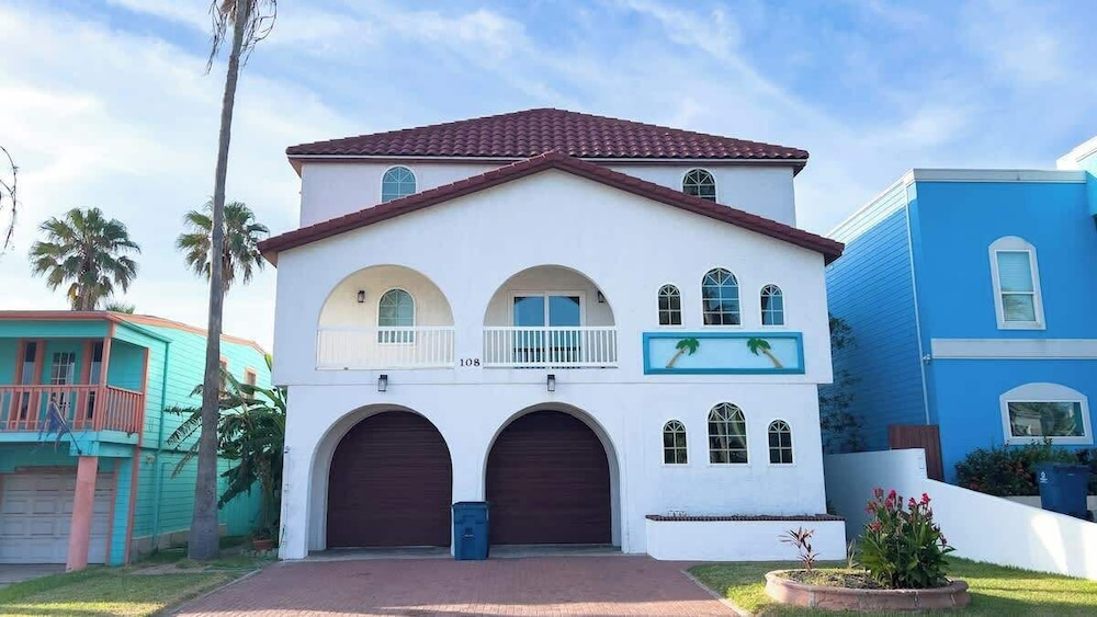 Fun Retro Island Vibe - Sleeps 17 - Beach 1 Block