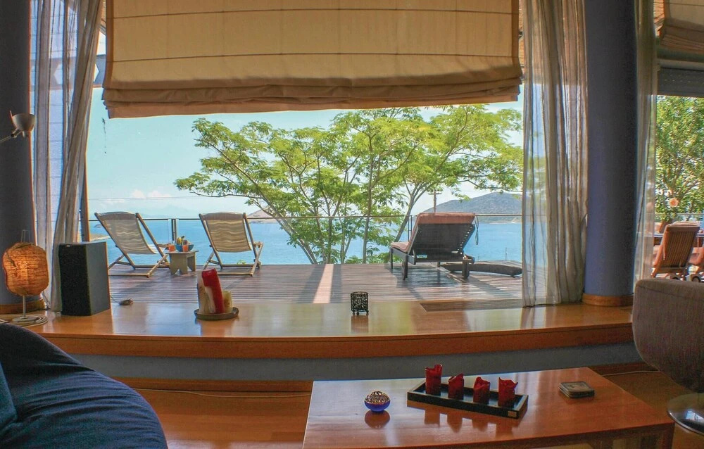 Stunning Home in Porto Rafti, Attiki With Wifi and 5 Bedrooms