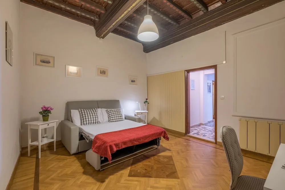 Santa Maria Novella Beautiful View for 6 - Three Bedroom Apartment, Sleeps 6