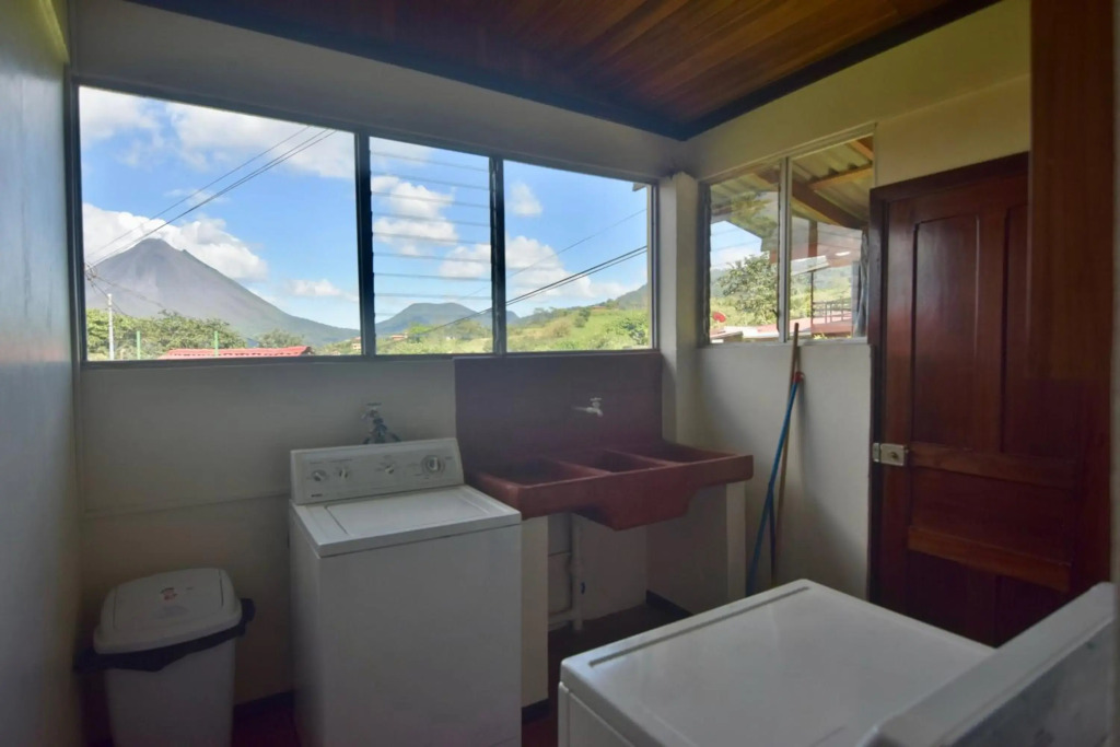 Casa Amarilla, Volcano View, Walking Distance Town