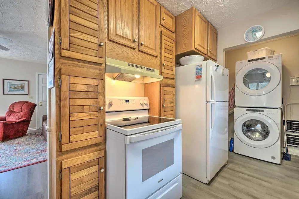 Cozy Oak Island House u003c 1 Mi to Beaches