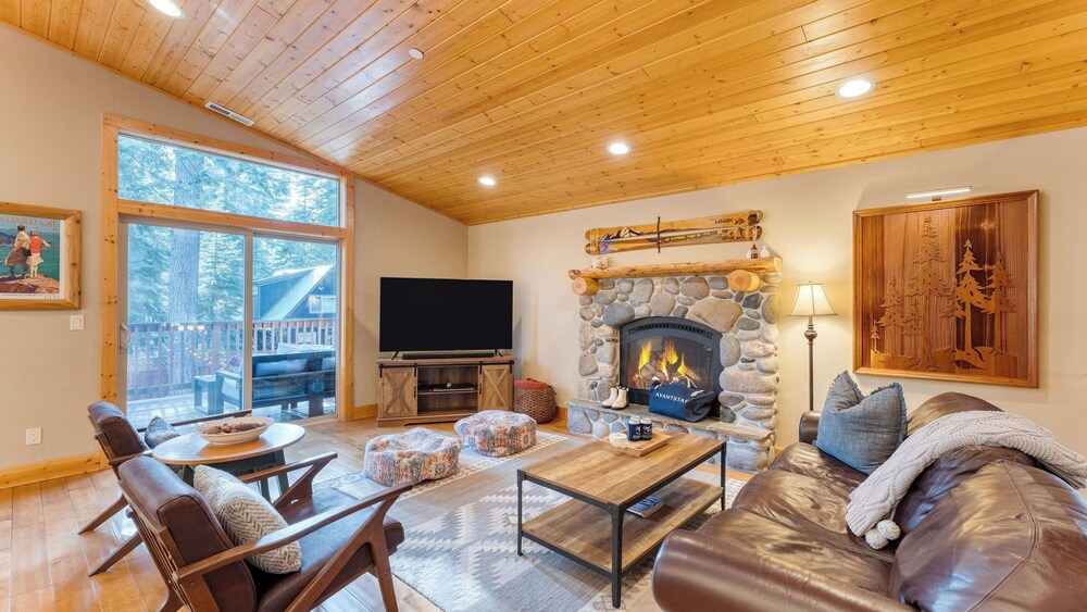 Washoe Chalet by Avantstay Game Room, Hot Tub, Putting Green & Fire Pit