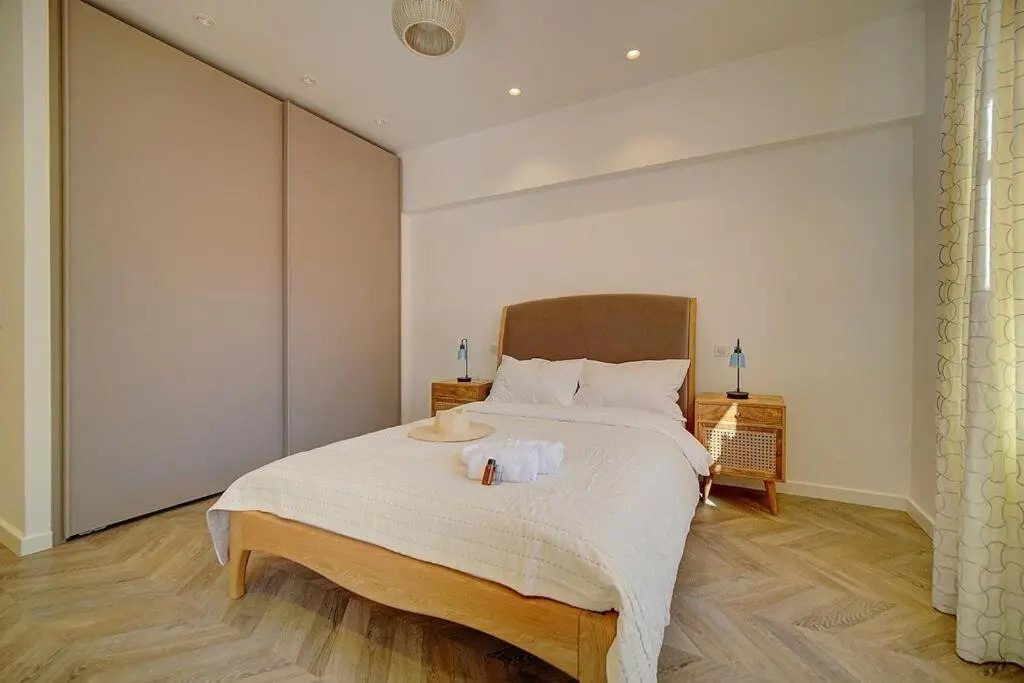 MAGNIFIQUE 3 PIECES RENOVE CANNES CENTRE 'Banane' AVEC VERANDA ! A2B88