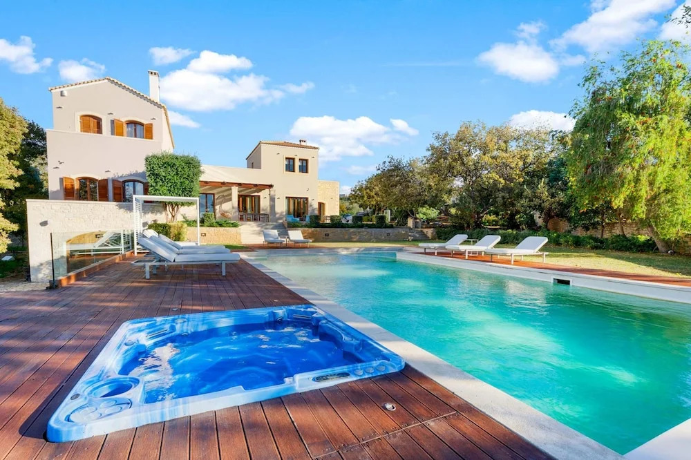 Luxurious Villa Liandri 600 m Resort