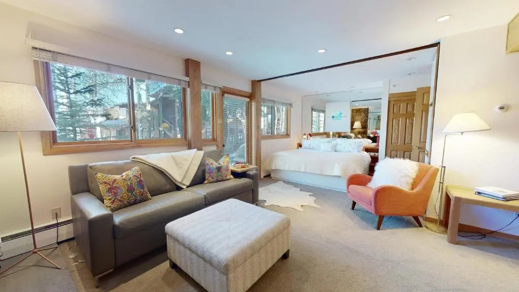 Laurelwood Condominiums Studio Premier Unit 105