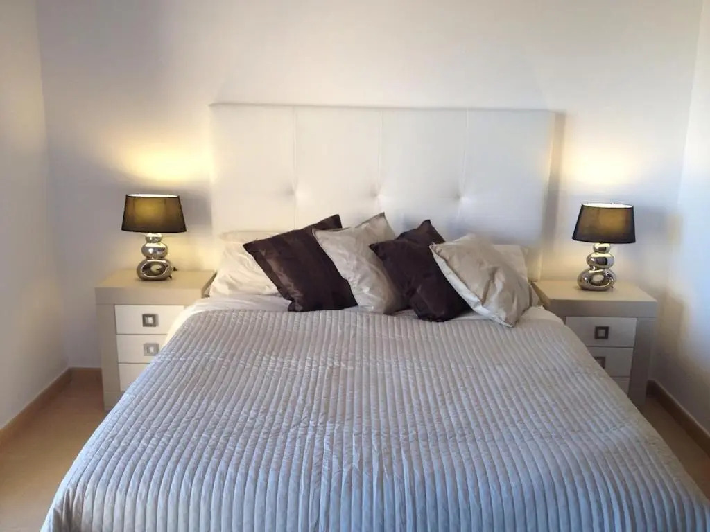 Luxury Spacious Apartment With Golf, Pool & Lake Views 5 Stars