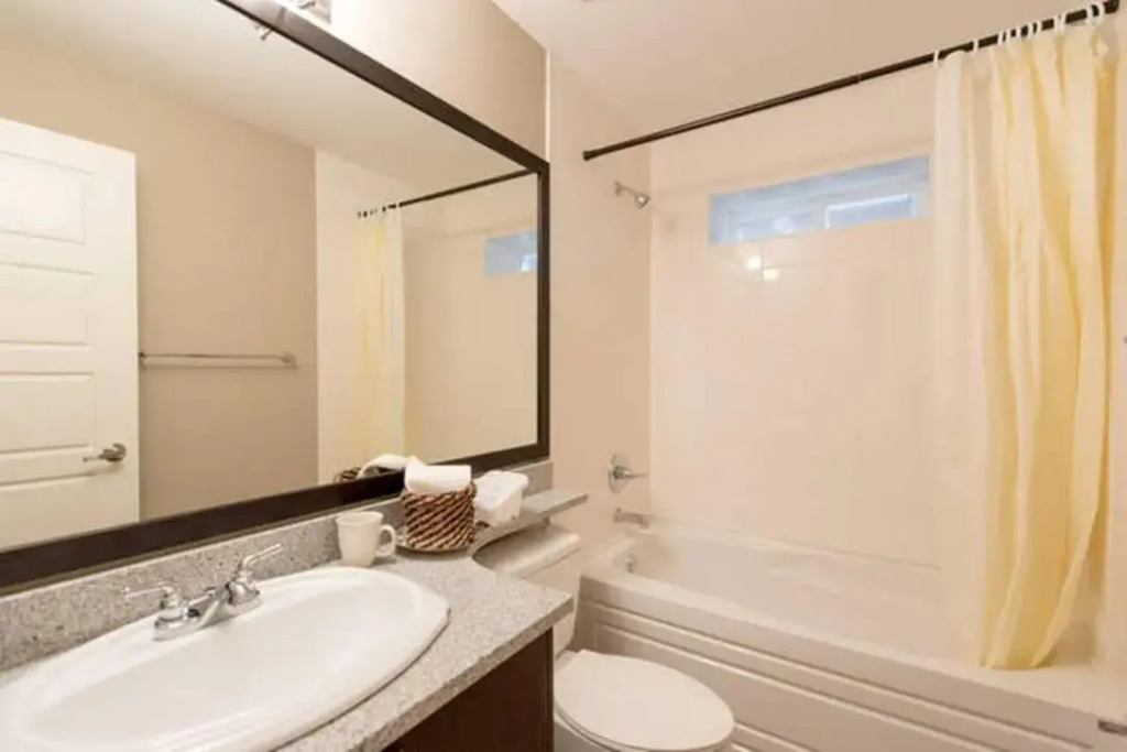 JESI'S NEW HOUSE, Self Entrance 2 BR, Whole Suite, Close To White Rock Beach & US Border