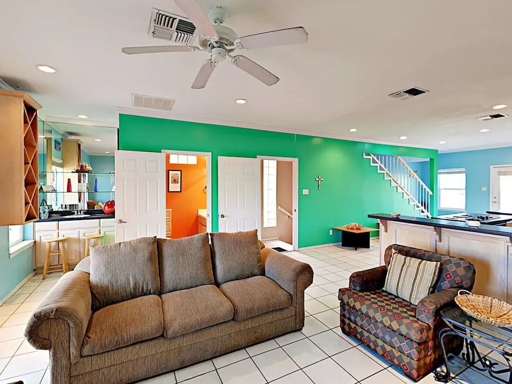 Parade 121 House - 3 Br home by RedAwning
