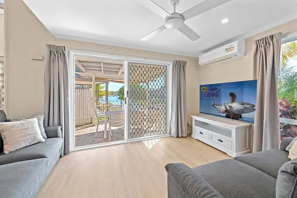 Family-friendly Flat With Balcony Views