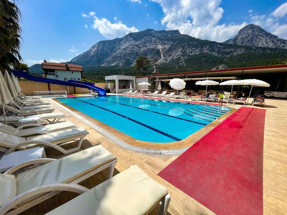 CASTLE PARK HOTEL